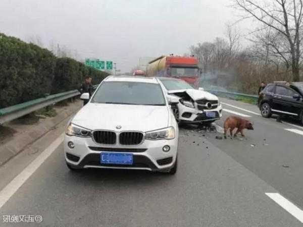 奔驰宝马大街对撞，宝马怒撞奔驰车