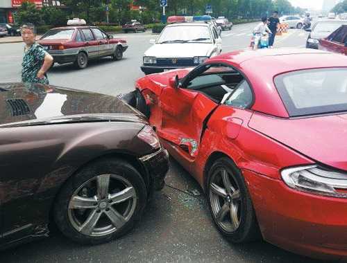 奔驰宝马大街对撞，宝马怒撞奔驰车